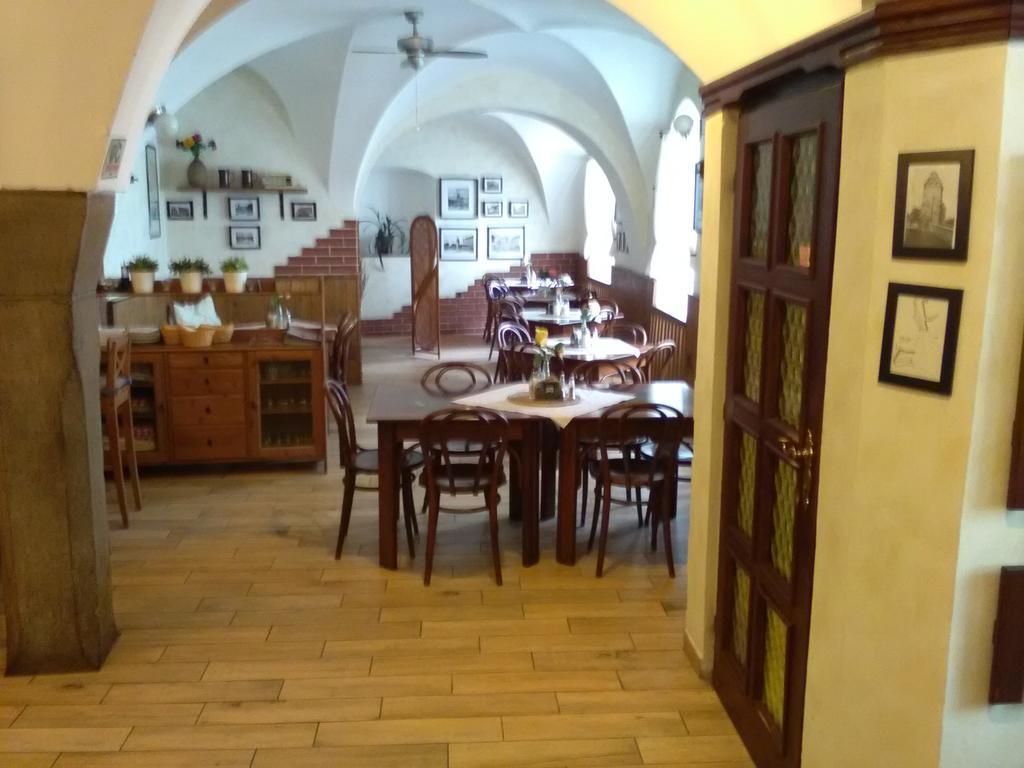 Penzion A Restaurace Modra Ruze Tábor Extérieur photo