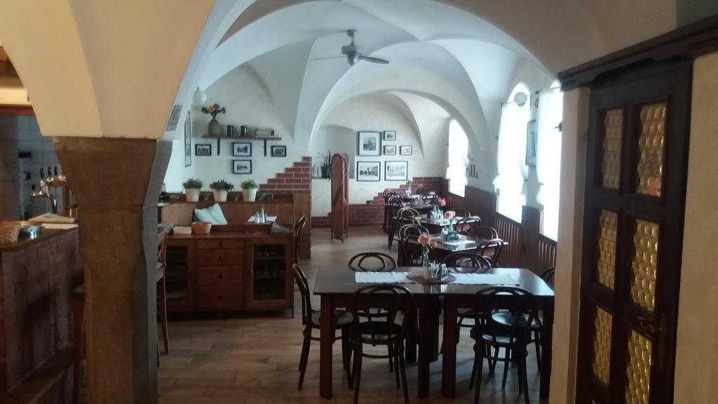 Penzion A Restaurace Modra Ruze Tábor Extérieur photo
