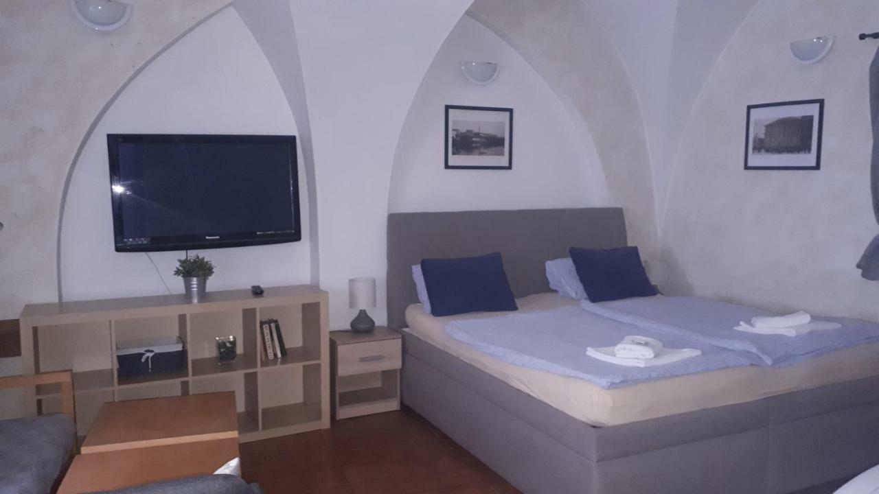 Penzion A Restaurace Modra Ruze Tábor Extérieur photo