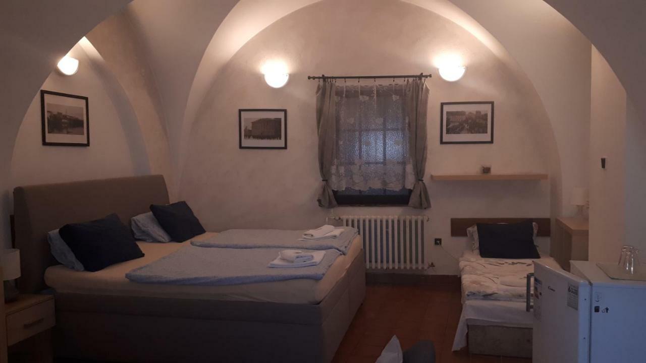 Penzion A Restaurace Modra Ruze Tábor Extérieur photo